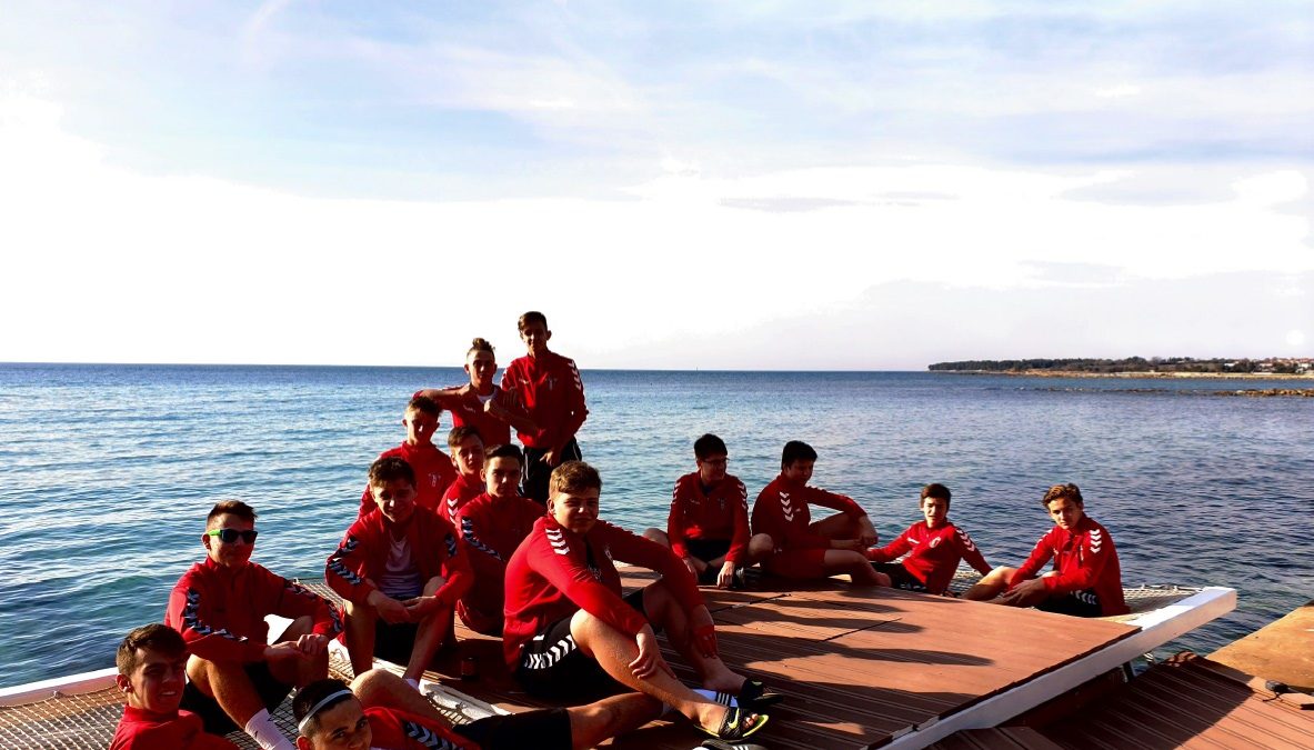Nogometaše U15 na tekmi proti NK Arne Tabor krasila borbenost in povezanost, U17 so odigrali napeto tekmo proti NK Arne Tabor