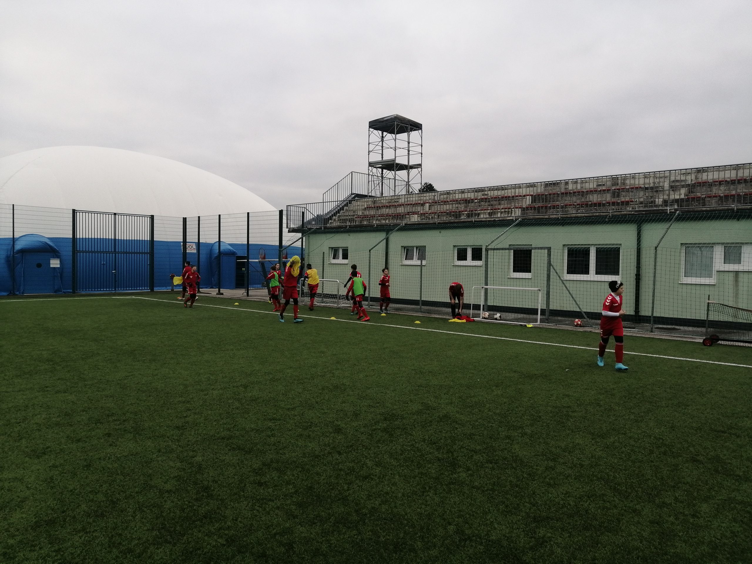 Kljub počitnicam ekipa U15 ne počiva. Fantje so odigrali tekmo proti domači ekipi U16 in imeli tri treninge.