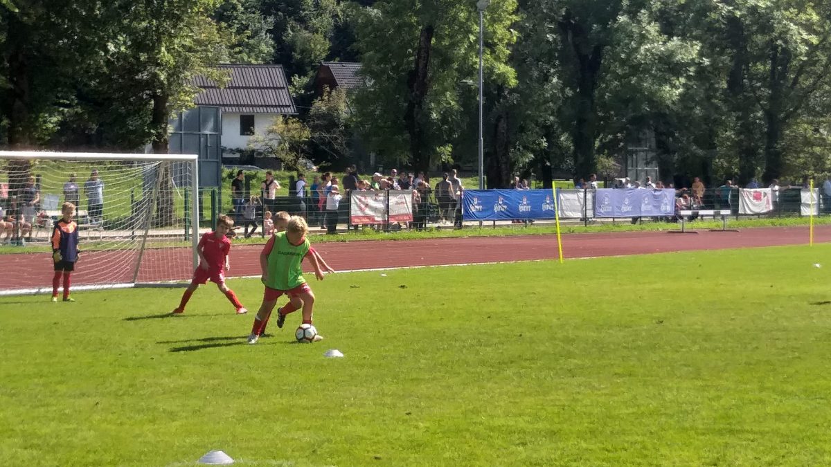 Kaj mi pomeni igranje nogometa? Odgovarjata Anže in Maks (U9)
