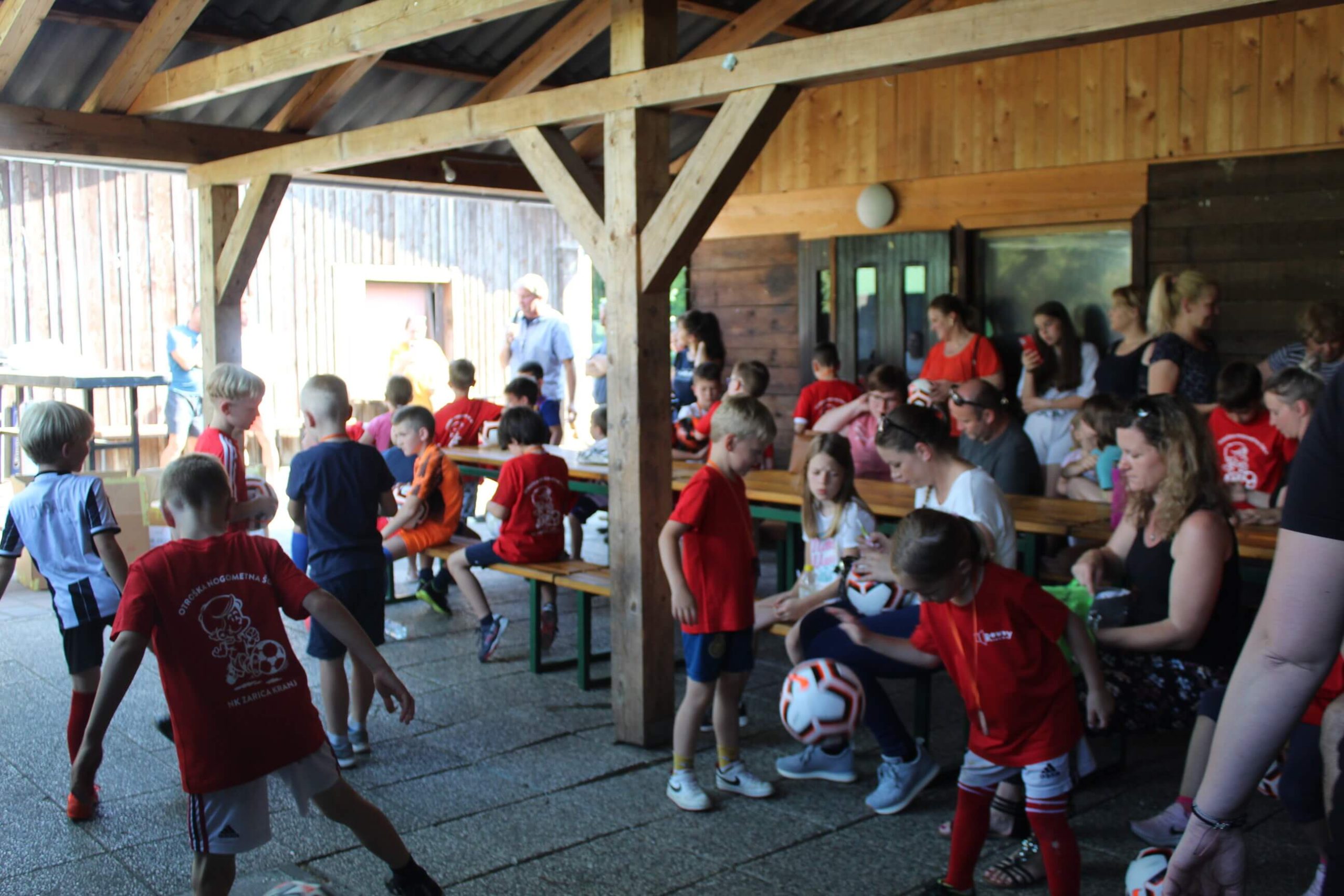 Na 17. otroški nogometni šoli se je zbralo veliko otrok in staršev