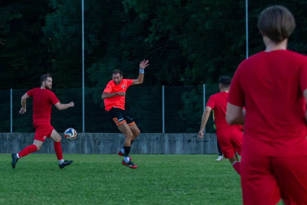 Dejan Robnik med strelom na prvi pripravljalni tekmi NK Zarica Kranj proti NK Britof