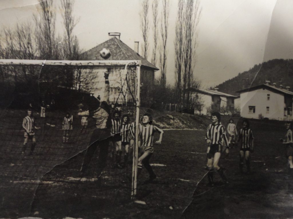 NK Zarica Kranj leta 1977 — Tekma na našem igrišču na Orehku (sedemdeseta leta, klubski arhiv).