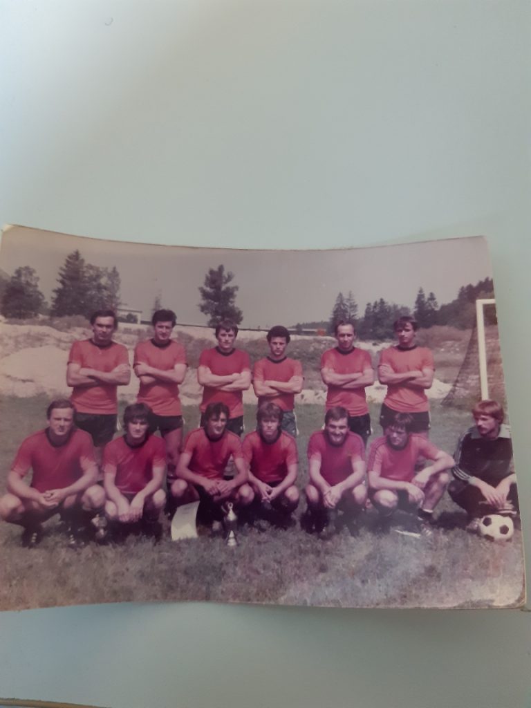 NK Zarica Kranj leta 1981 — Moštvo s pokalom in zastavico; prvi z leve čepi trener Srdan Ocepek (okoli leta 1981, klubski arhiv).