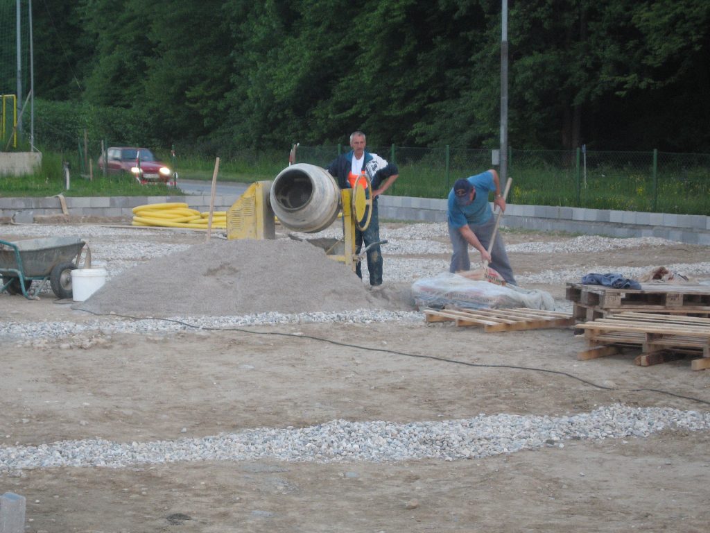 NK Zarica Kranj leta 2006 — Gradnja malega igrišča z umetno travo leta 2006 (foto: Miro Vodan)